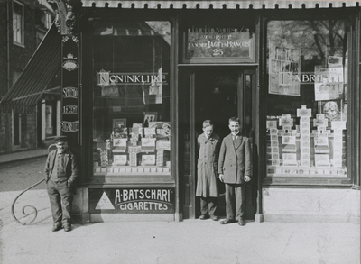 874821 Gezicht op de winkelpui van de winkel van de Koninklijke Nederlandsche Tabaks- en Sigarenfabriek Jac. François ...
